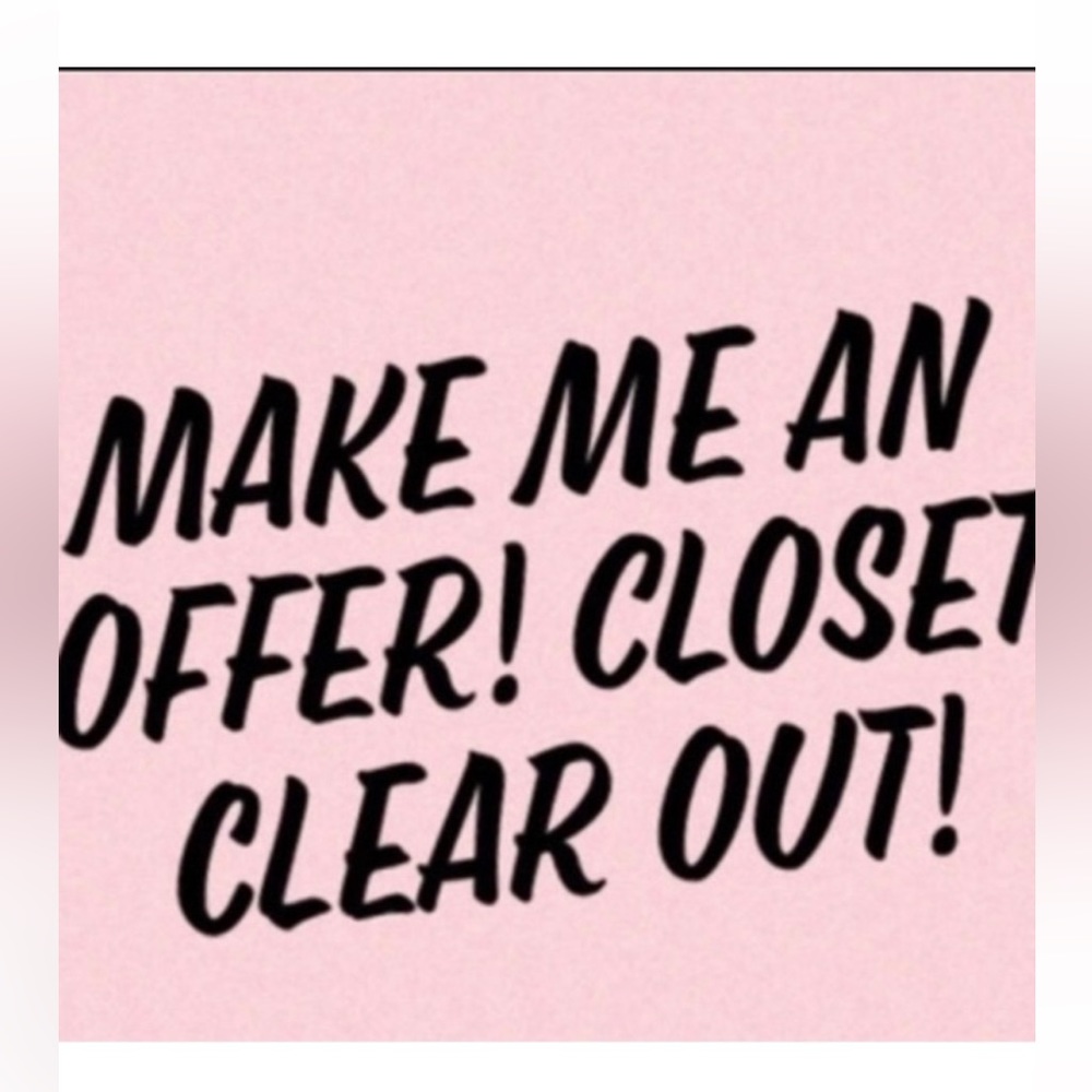 🩷 Make any offer you’d like!! Trying to lessen my closet. Happy poshing! 🛍️